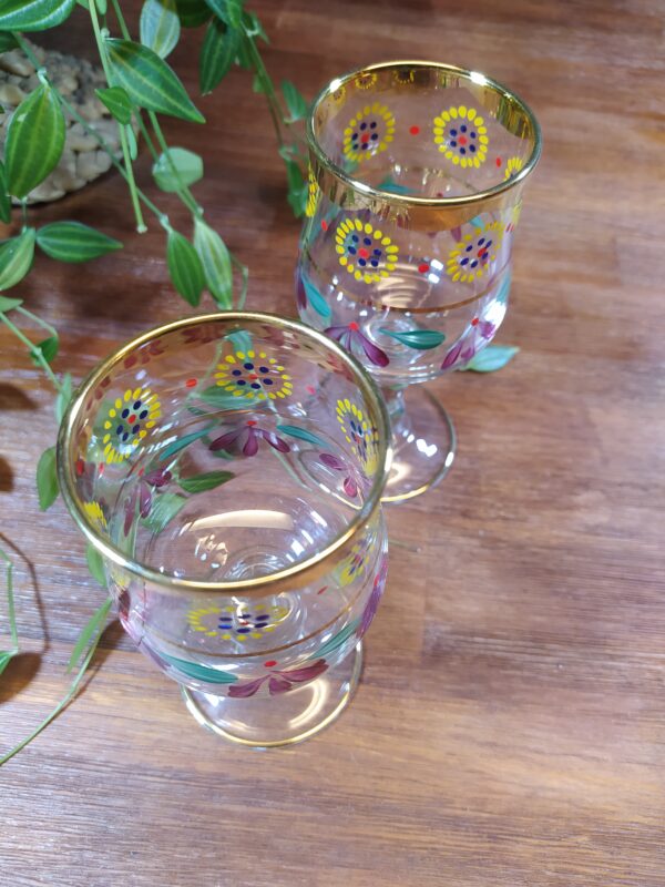 Verres à vin vintages avec décor peint à la main et liseret doré.
