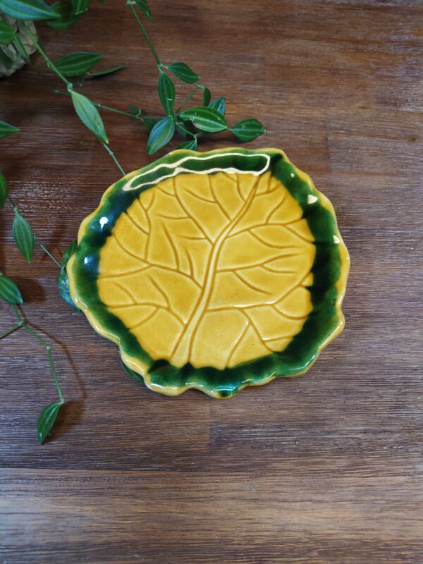 Vide poche en barbotine Vallauris vintage en forme de feuille jaune et vert.