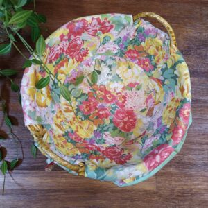 Panière Ronde en Osier Tressé et Tissu Fleuri