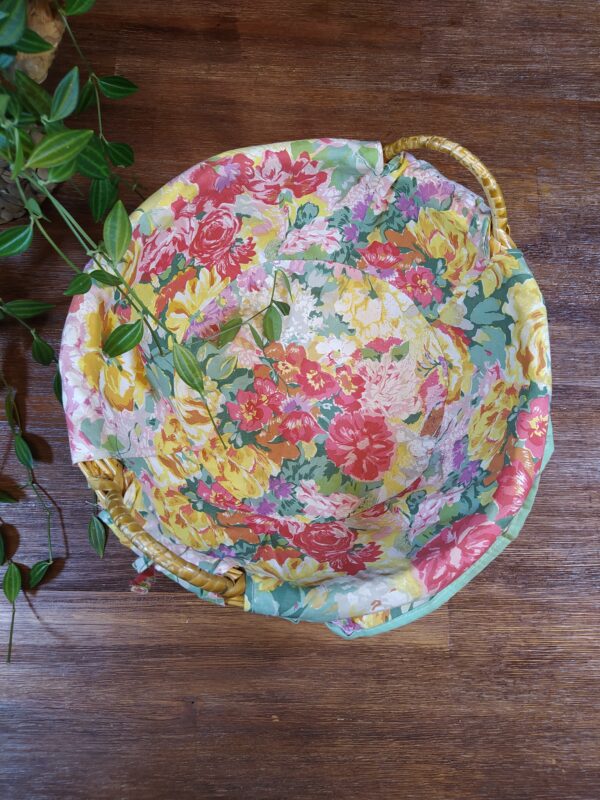 Panière ronde en osier tressé tissu fleuri multicolore vintage.