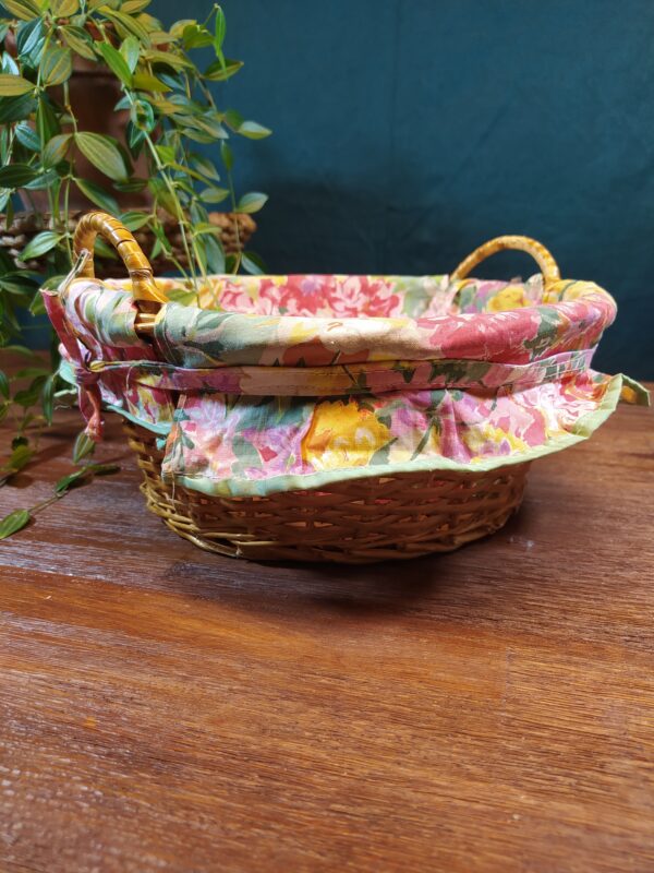 Panière Ronde en Osier Tressé et Tissu Fleuri – Image 2