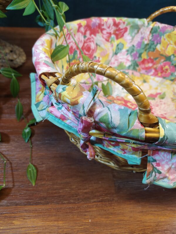 Panière Ronde en Osier Tressé et Tissu Fleuri – Image 3