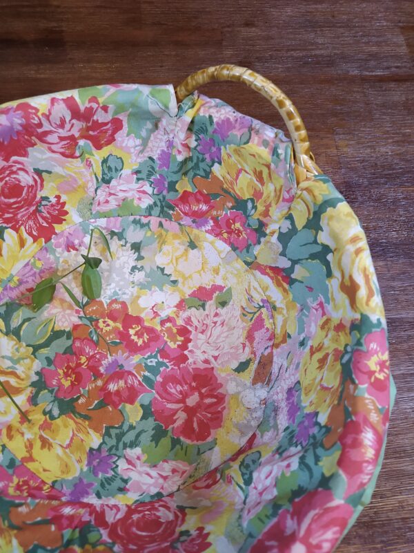 Panière Ronde en Osier Tressé et Tissu Fleuri – Image 5