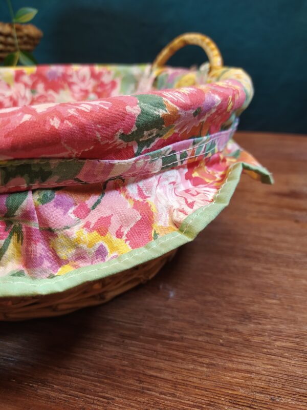 Panière Ronde en Osier Tressé et Tissu Fleuri – Image 6