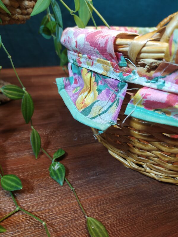 Panière Ronde en Osier Tressé et Tissu Fleuri – Image 7