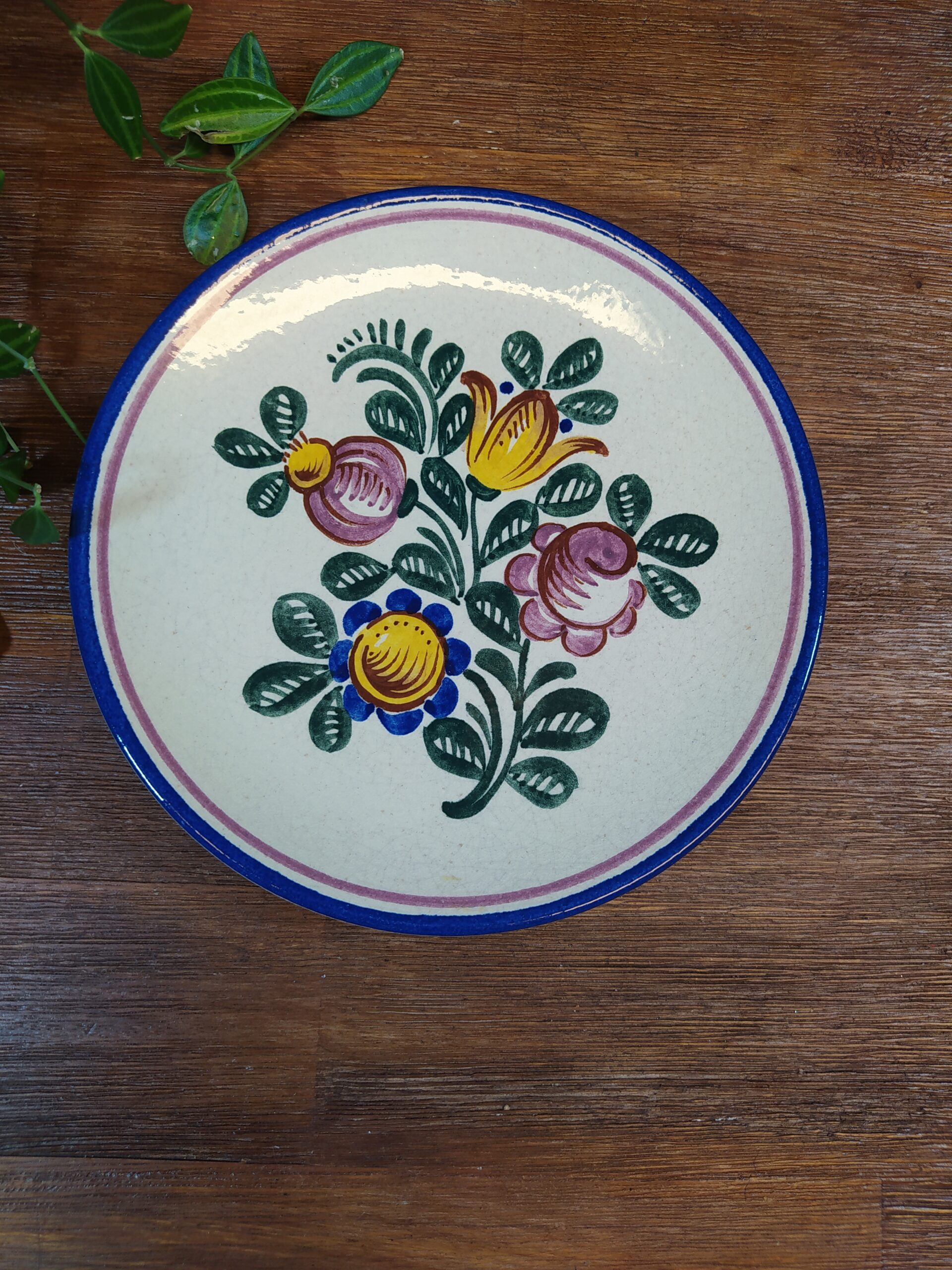 Assiette à dessert vintage en céramique motifs fleuris.
