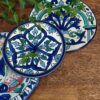 Petite assiette à dessert en terre cuite motifs orientaux et arabesques bleu.