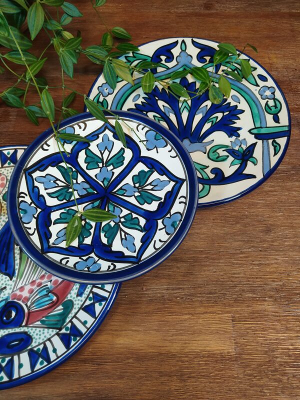 Petite assiette à dessert en terre cuite motifs orientaux et arabesques bleu.