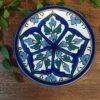 Petite assiette à dessert en terre cuite motifs orientaux et arabesques bleu.