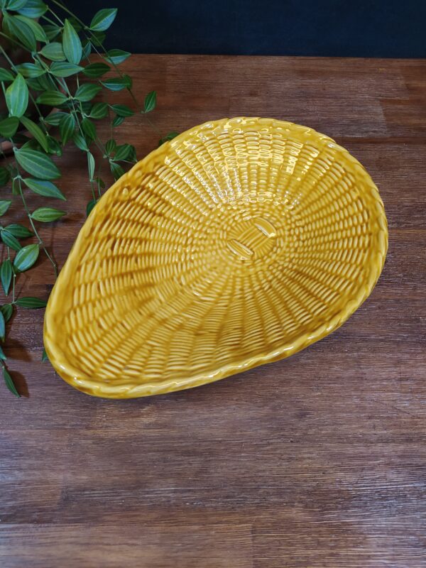 Plat en céramique effet tressé couleur moutarde style Vallauris vintage.