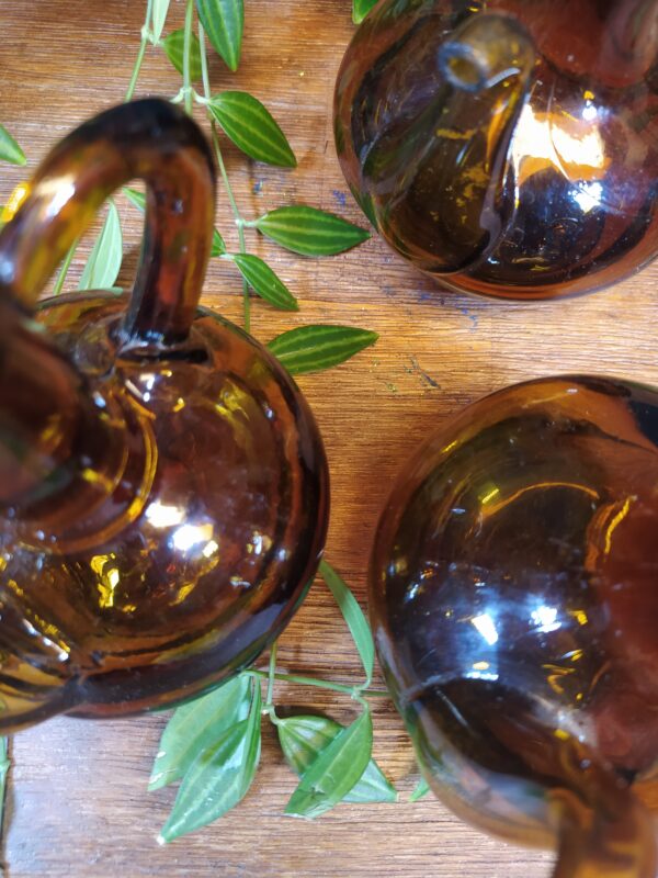 Trio de flacons vintage en verre ambré huilier et vinaigrier.