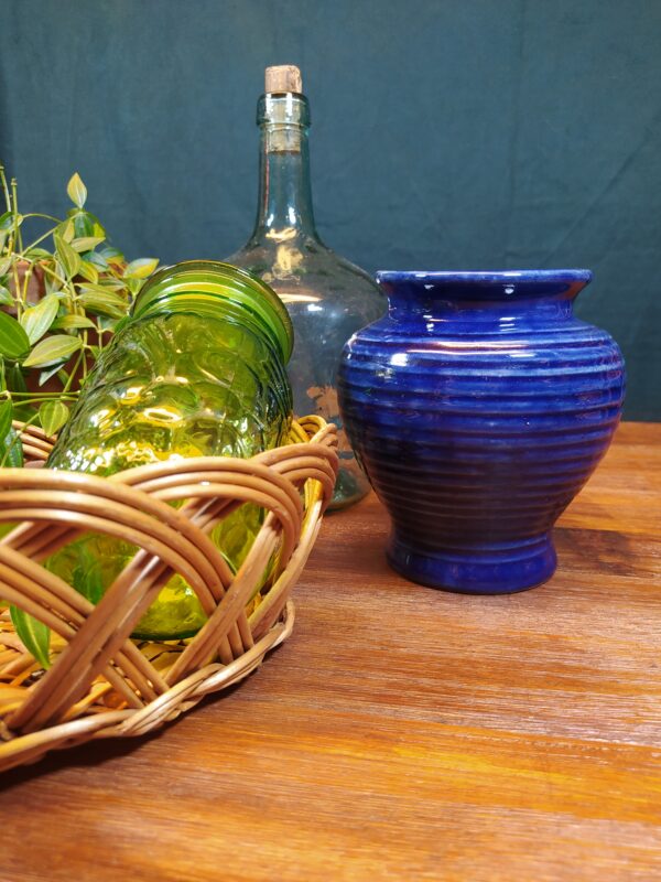 Petit vase en céramique bleu nuit strié vintage