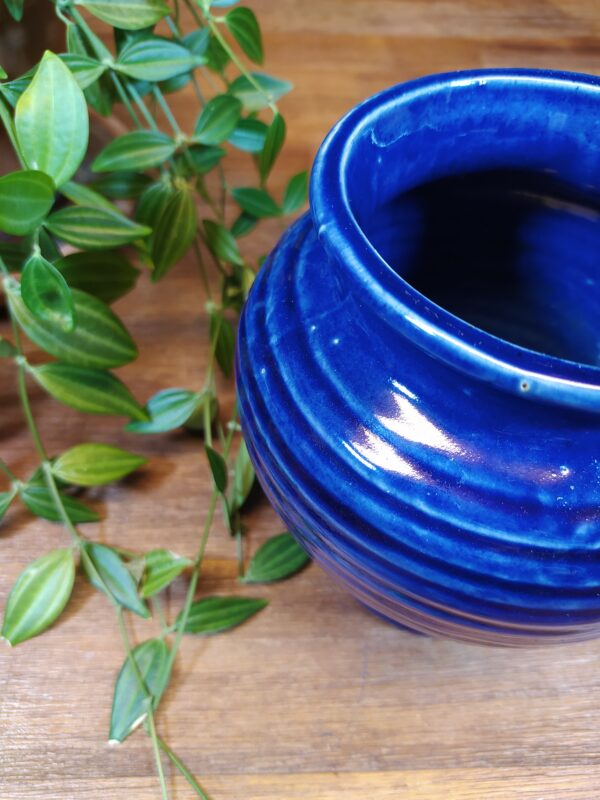 Petit Vase en Céramique Bleu Strié – Image 4