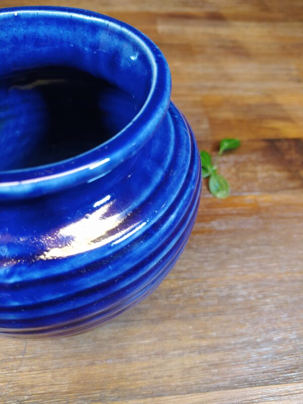 Petit Vase en Céramique Bleu Strié – Image 3