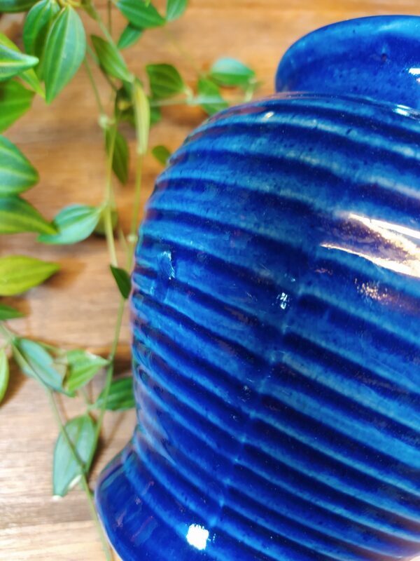 Petit Vase en Céramique Bleu Strié – Image 2