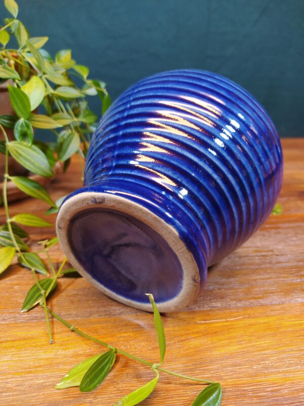 Petit Vase en Céramique Bleu Strié – Image 6