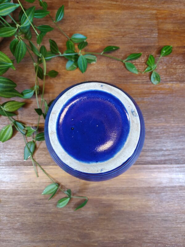 Petit Vase en Céramique Bleu Strié – Image 8