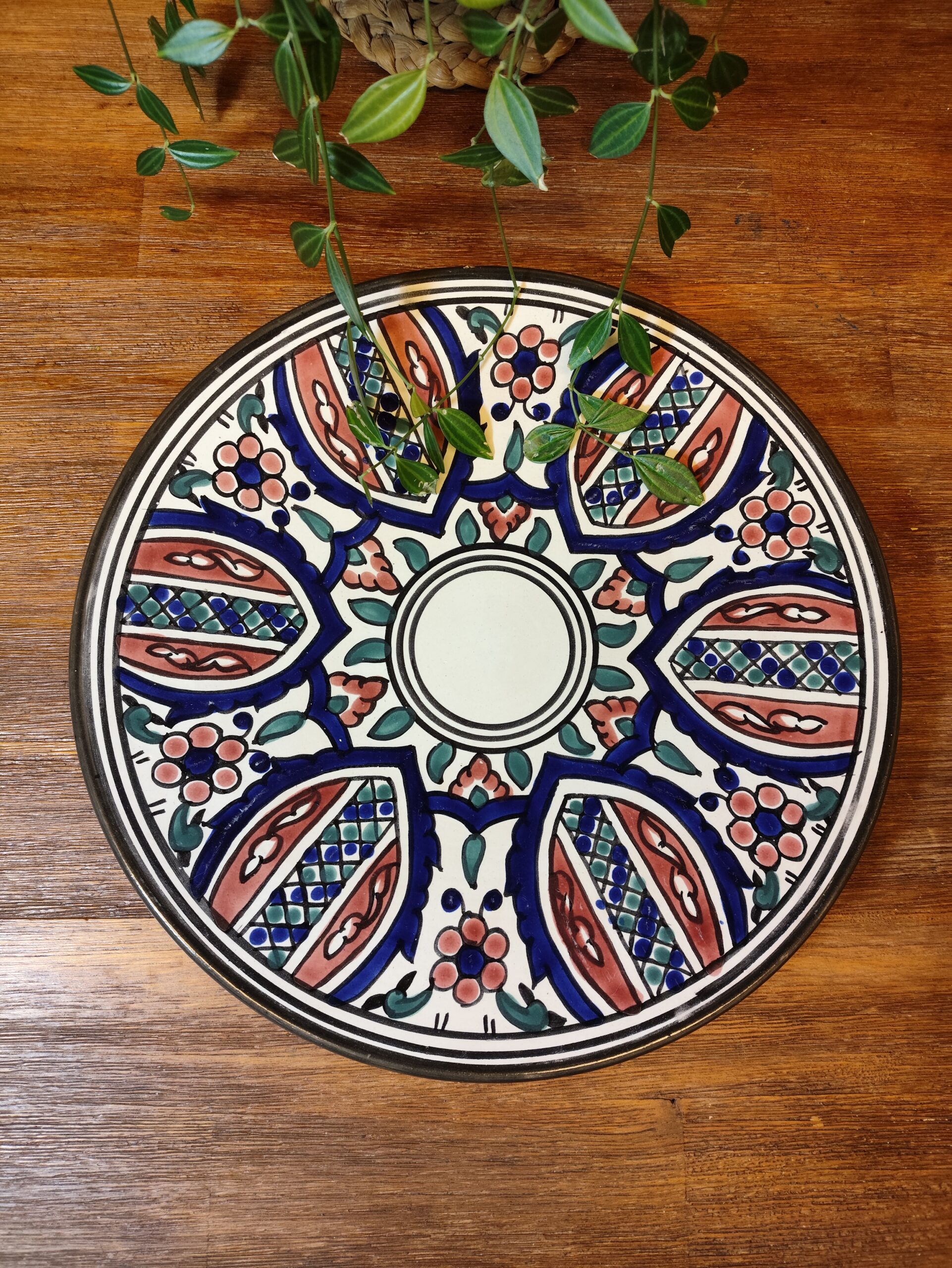 Assiette xxl en grès motifs orientaux bleu vert rose vintage.