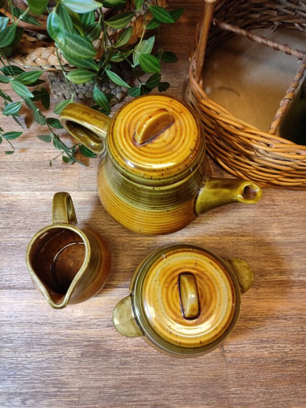 Ensemble théière pot à lait et sucrier en grès kaki moutarde vintage Brocadabra.