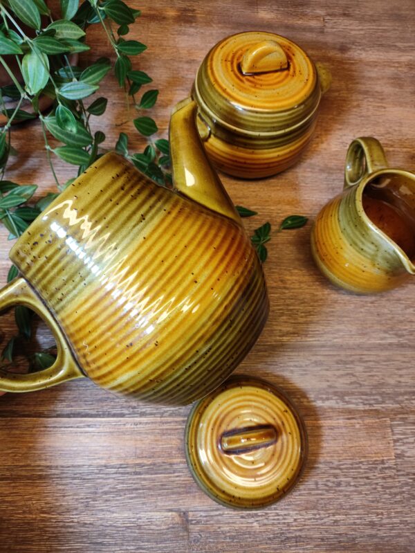 Ensemble théière pot à lait et sucrier en grès kaki moutarde vintage Brocadabra.
