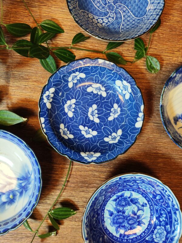 Assortiment de 5 Coupelles en Céramique de Bleu Vêtues – Image 8
