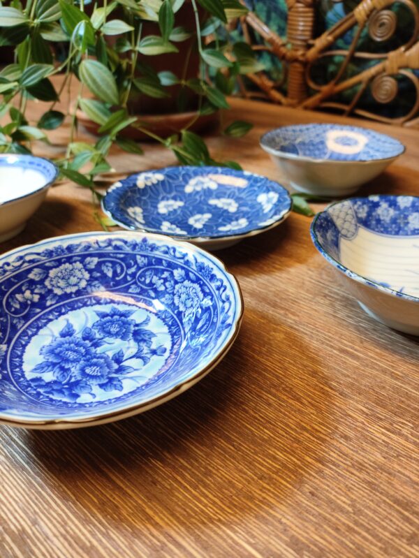 Assortiment de 5 Coupelles en Céramique Bleu motifs fleuris et dépareillés