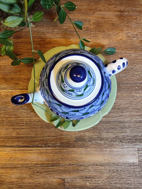 Théière à Motifs Fleuris Vêtue de Bleu – Image 3
