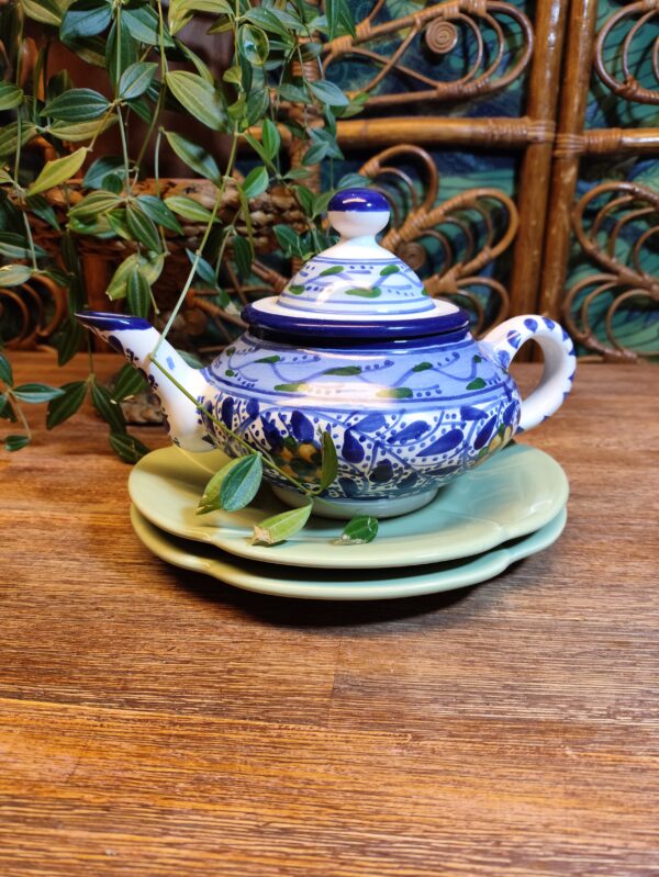 Théière à Motifs Fleuris Vêtue de Bleu