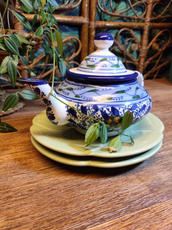 Théière à Motifs Fleuris Vêtue de Bleu – Image 4