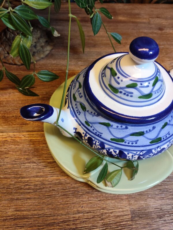 Théière à Motifs Fleuris Vêtue de Bleu – Image 5