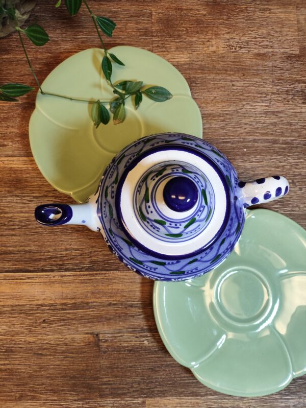 Théière à Motifs Fleuris Vêtue de Bleu – Image 6