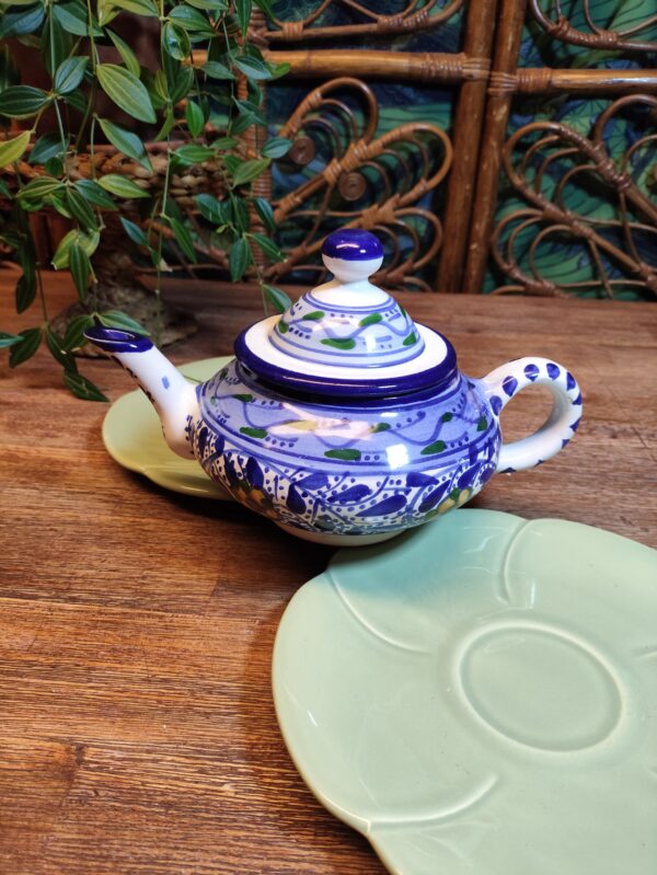 Théière à Motifs Fleuris Vêtue de Bleu – Image 7