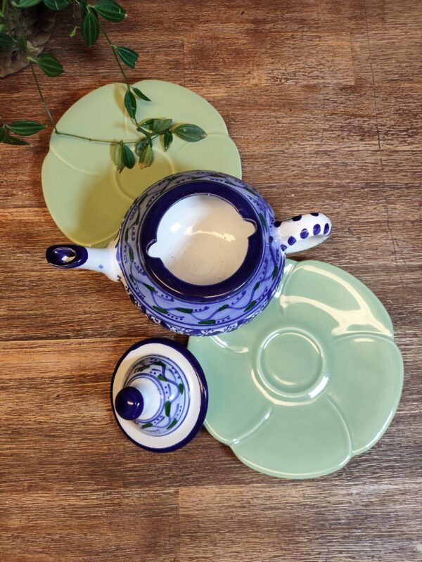 Théière à Motifs Fleuris Vêtue de Bleu – Image 8