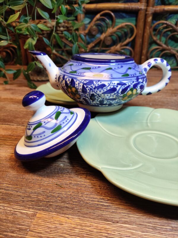 Théière à Motifs Fleuris Vêtue de Bleu – Image 9