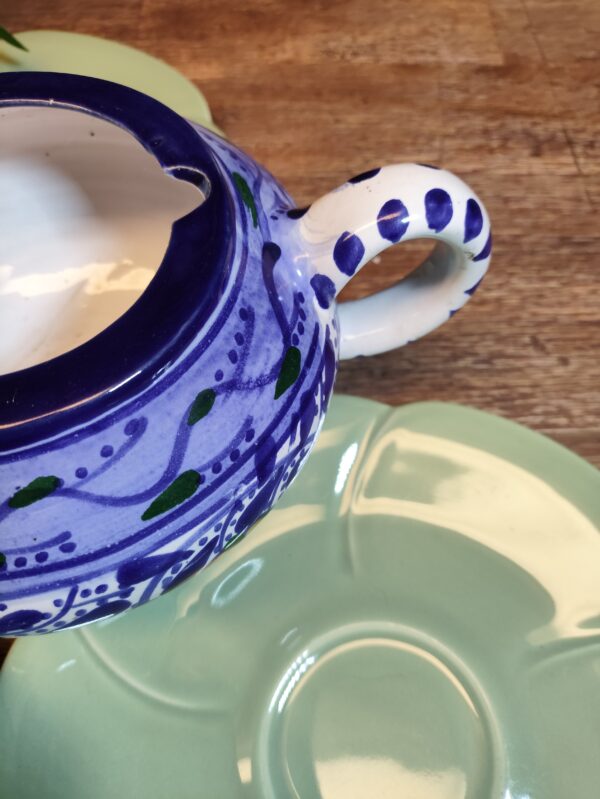 Théière à Motifs Fleuris Vêtue de Bleu – Image 10