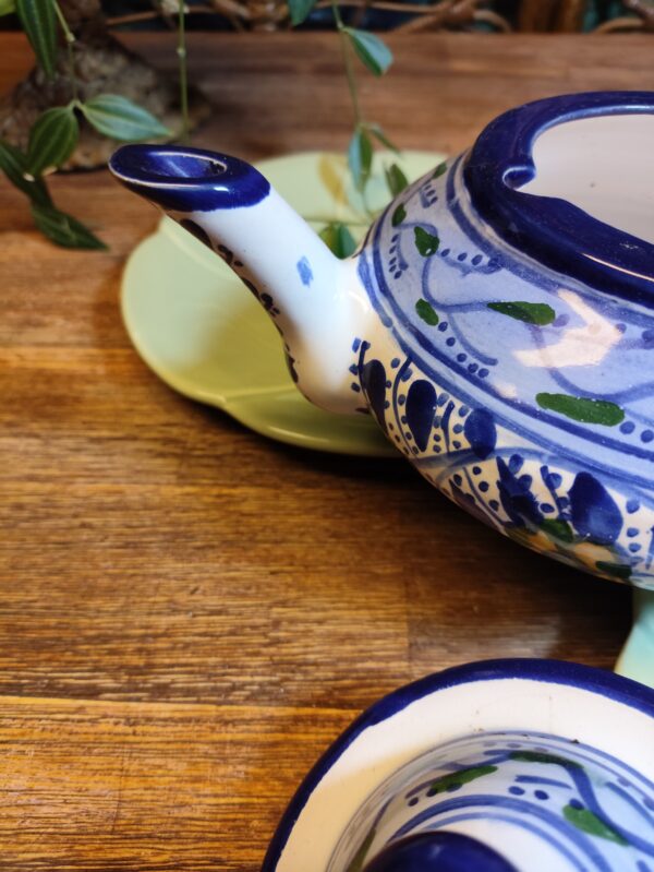 Théière à Motifs Fleuris Vêtue de Bleu – Image 11