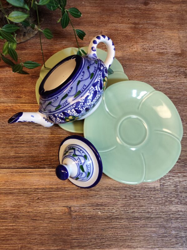Théière à Motifs Fleuris Vêtue de Bleu – Image 12