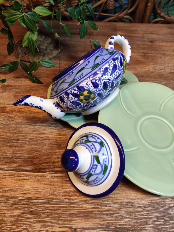 Théière à Motifs Fleuris Vêtue de Bleu – Image 13