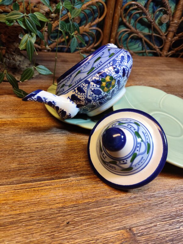 Théière à Motifs Fleuris Vêtue de Bleu – Image 14