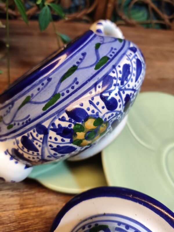 Théière à Motifs Fleuris Vêtue de Bleu – Image 15