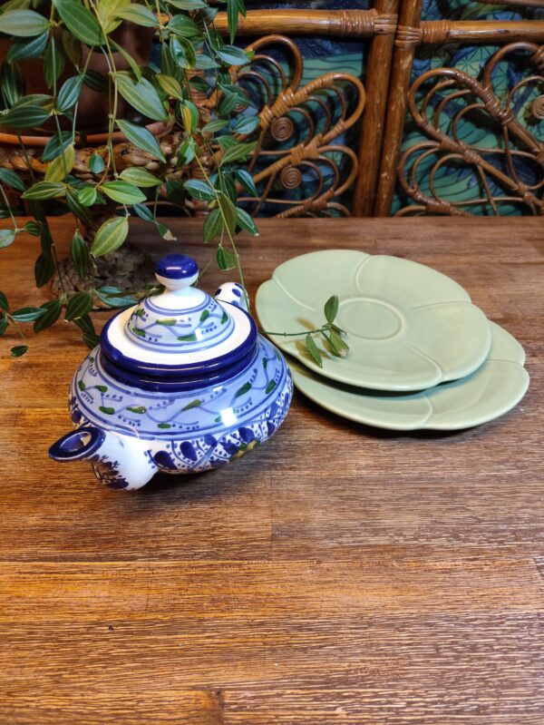Théière à Motifs Fleuris Vêtue de Bleu – Image 16
