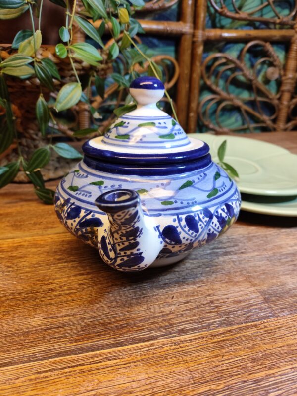 Théière à Motifs Fleuris Vêtue de Bleu – Image 17