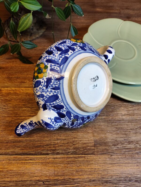 Théière à Motifs Fleuris Vêtue de Bleu
