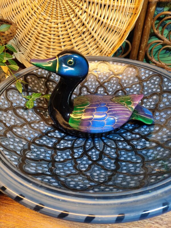 Canard Décoratif en Bois et Résine Bleu Vert et Violet – Image 2