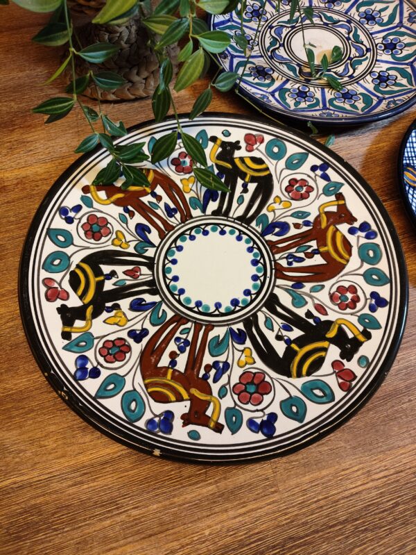 Assiette de Présentation en Grès au Style Oriental et Motifs Colorés