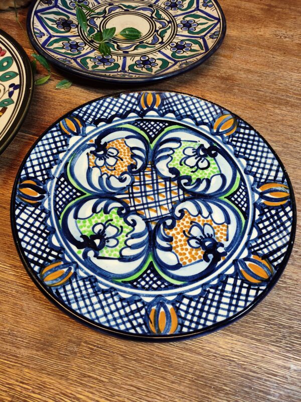 Assiette Espagnole en Bleu à Motifs Fleuris Artisanale – Image 5