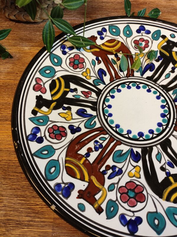 Assiette de Présentation en Grès au Style Oriental et Motifs Colorés – Image 3