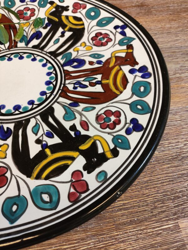 Assiette de Présentation en Grès au Style Oriental et Motifs Colorés – Image 4