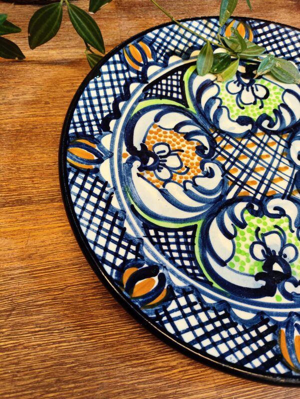 Assiette Espagnole en Bleu à Motifs Fleuris Artisanale – Image 2