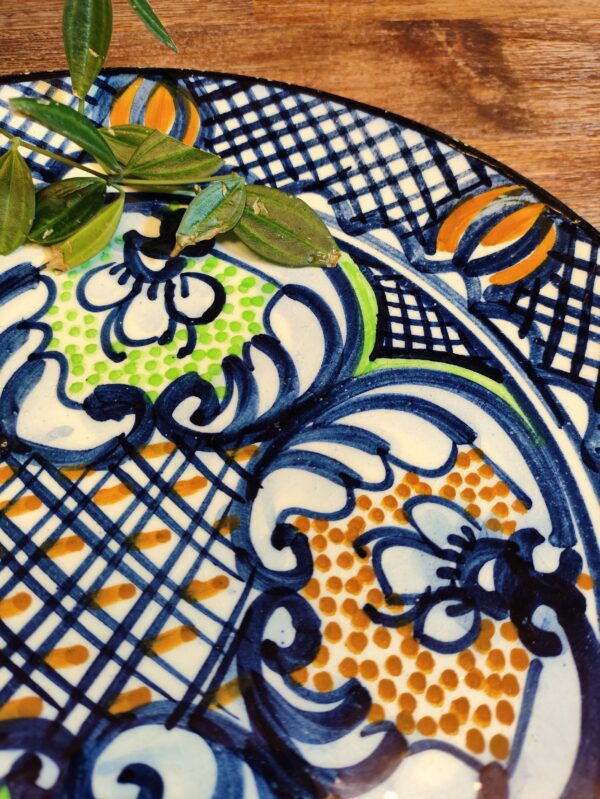 Assiette Espagnole en Bleu à Motifs Fleuris Artisanale – Image 6